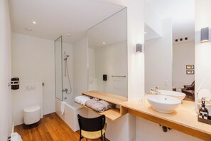 Ropa de cama de alta calidad y caja de seguridad en la habitación 