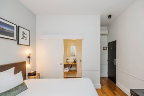 Chambre Double Classique | Literie de qualité supérieure, coffres-forts dans les chambres, bureau
