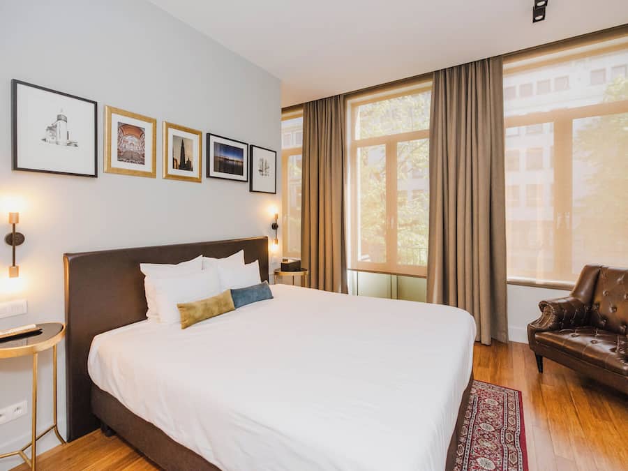 Ropa de cama de alta calidad y caja de seguridad en la habitación