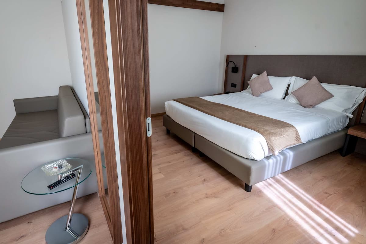 Comfort Studio, 1 Bedroom (3 people) | Gebar bulu kapas, katil Select Comfort, peti besi dalam bilik, meja