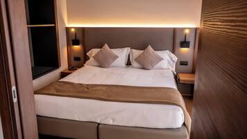 Classic Studio, 1 Double or 2 Single Beds (2 people) | Down duvets, Select Comfort beds, in-room safe, desk