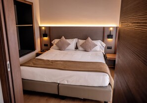 Klassieke studio, 1 tweepersoonsbed of 2 eenpersoonsbedden (2 people) | Donsdekens, Select Comfort-bedden, een kluis op de kamer, een bureau