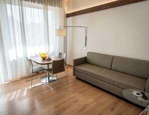 43-Zoll-Smart-TV mit Satellitenempfang, Bücher