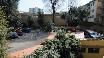 Parking sans voiturier (12 EUR par nuit)
