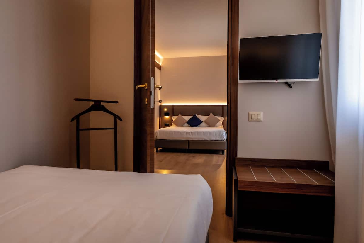 Superior Double or Twin Room | Gebar bulu kapas, katil Select Comfort, peti besi dalam bilik, meja