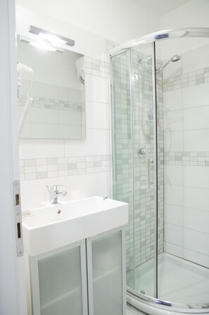 Chuveiro, produtos de toalete grátis, secador de cabelo 