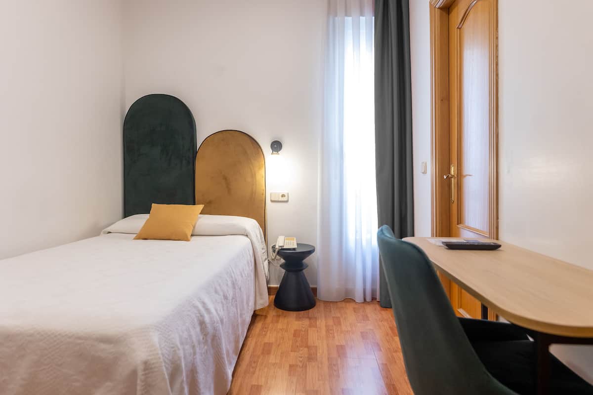 Eenpersoonskamer | Een kluis op de kamer, een bureau, gratis wifi, beddengoed