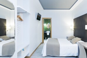 Standard Double Room | Bathroom | Shower, free toiletries, hair dryer, towels - Hostal Oriente (Madrid)