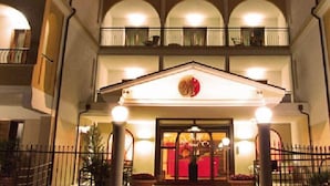 Front of property – evening/night - Marc Hotel (Vieste)