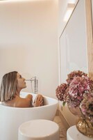 Artículos de tocador ecológicos, secador de pelo, bidet, toallas