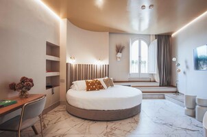 Ropa de cama de alta calidad, cubrecamas y minibar 