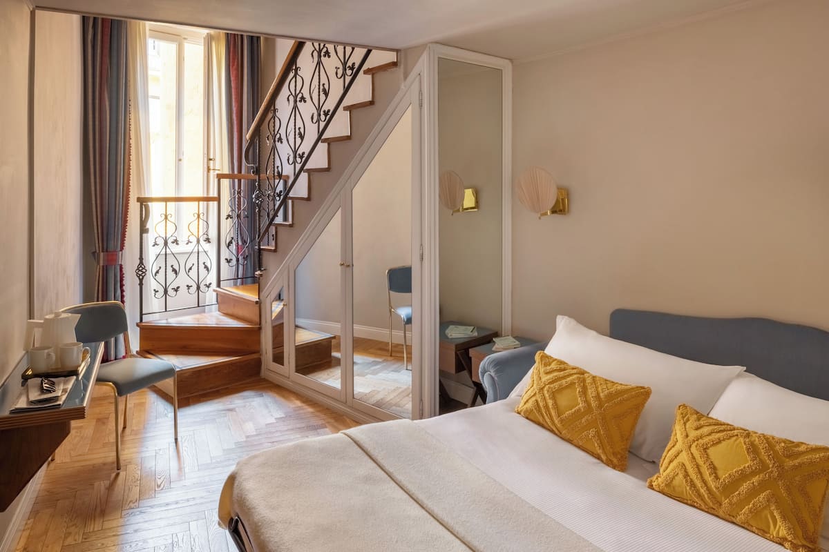 Chambre quadruple | Literie de qualité, couette en duvet, minibar, décor unique