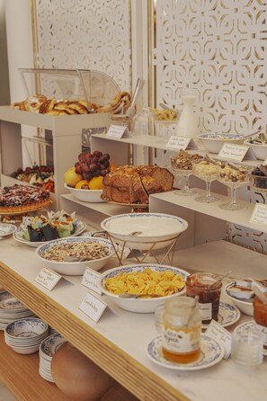 Petit déjeuner continental (15 EUR par personne)