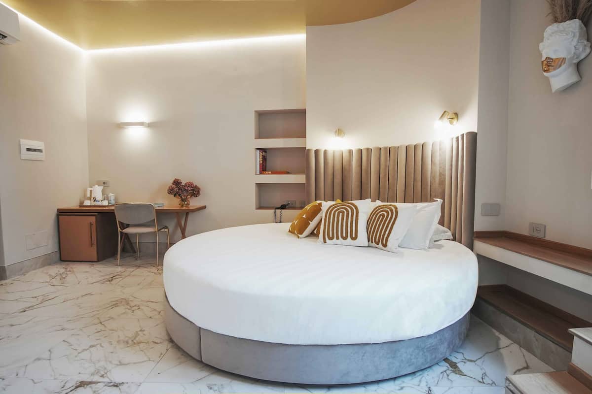Studio Suite | Peralatan tempat tidur premium, gebar bulu kapas, bar mini