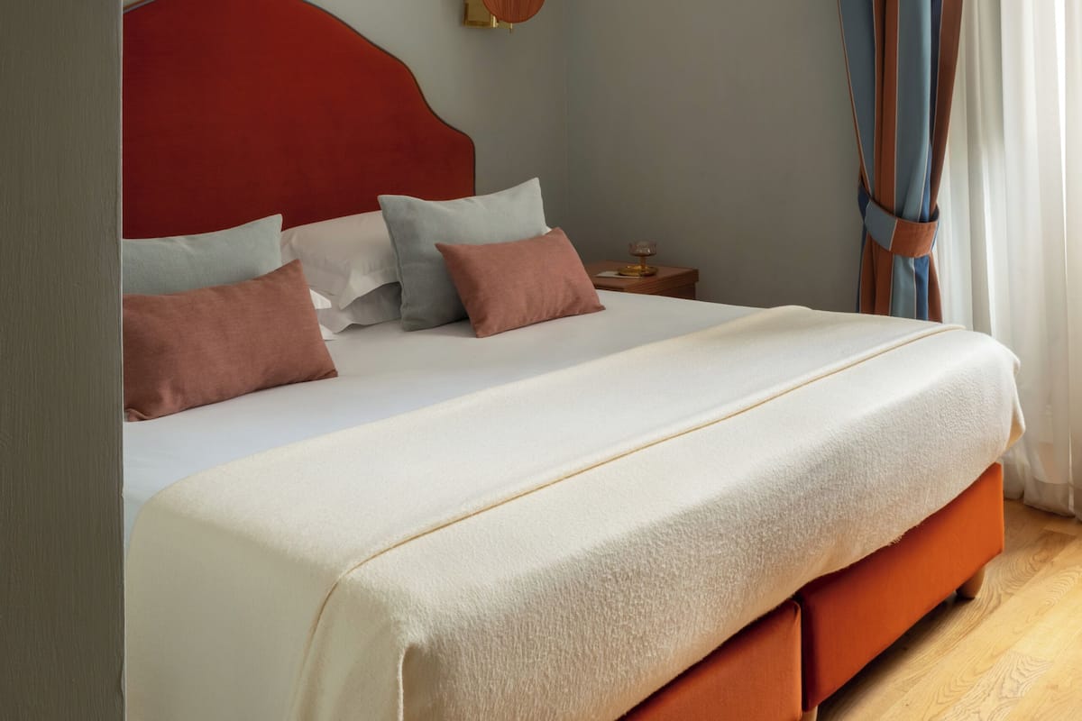 Chambre supérieure double ou avec lits jumeaux | Literie de qualité, couette en duvet, minibar, décor unique