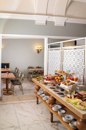 Petit déjeuner continental servi tous les jours en supplément