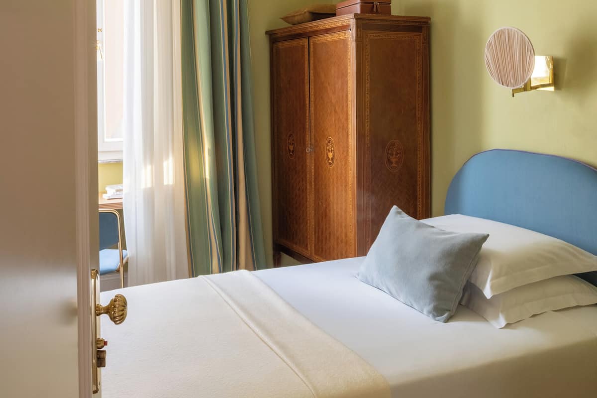Chambre de base double pour 1 personne, 1 grand lit jumeau | Literie de qualité, couette en duvet, minibar, décor unique
