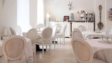 Desayuno buffet (EUR 11 por persona)