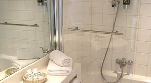 Regadera, amenidades de baño gratuitas, secadora de cabello, toallas 