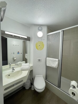 Shower, rainfall showerhead, towels - Nestor Hotel (Gap)