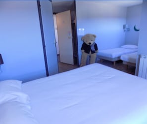 Neljän hengen huone | Memory foam -patjalliset sängyt, työpöytä, äänieristys