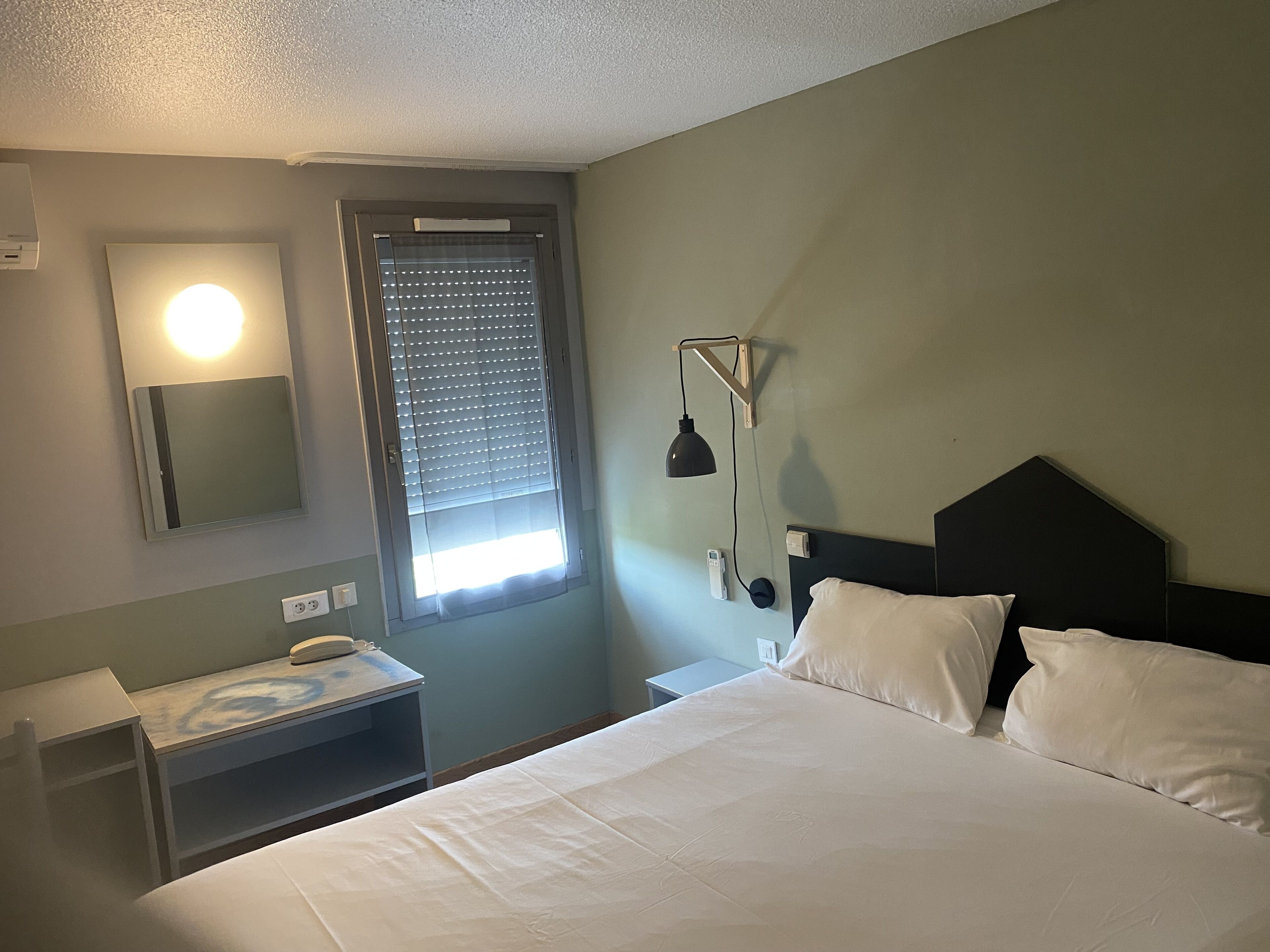 Matelas mémoire de forme, bureau, chambres insonorisées