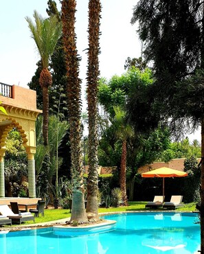Outdoor pool, pool umbrellas, sun loungers - The Red House (Marrakech)