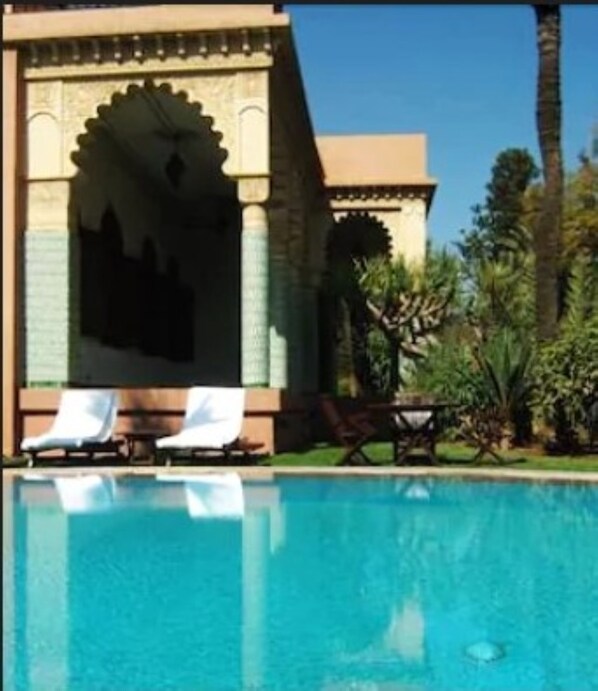 Piscine extérieure, parasols de plage, chaises longues