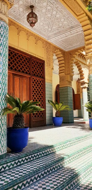 يتم تقديم الإفطار والغداء والعشاء 