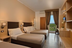 Værelse til 4 personer | Select Comfort-senge, skrivebord, gratis Wi-Fi