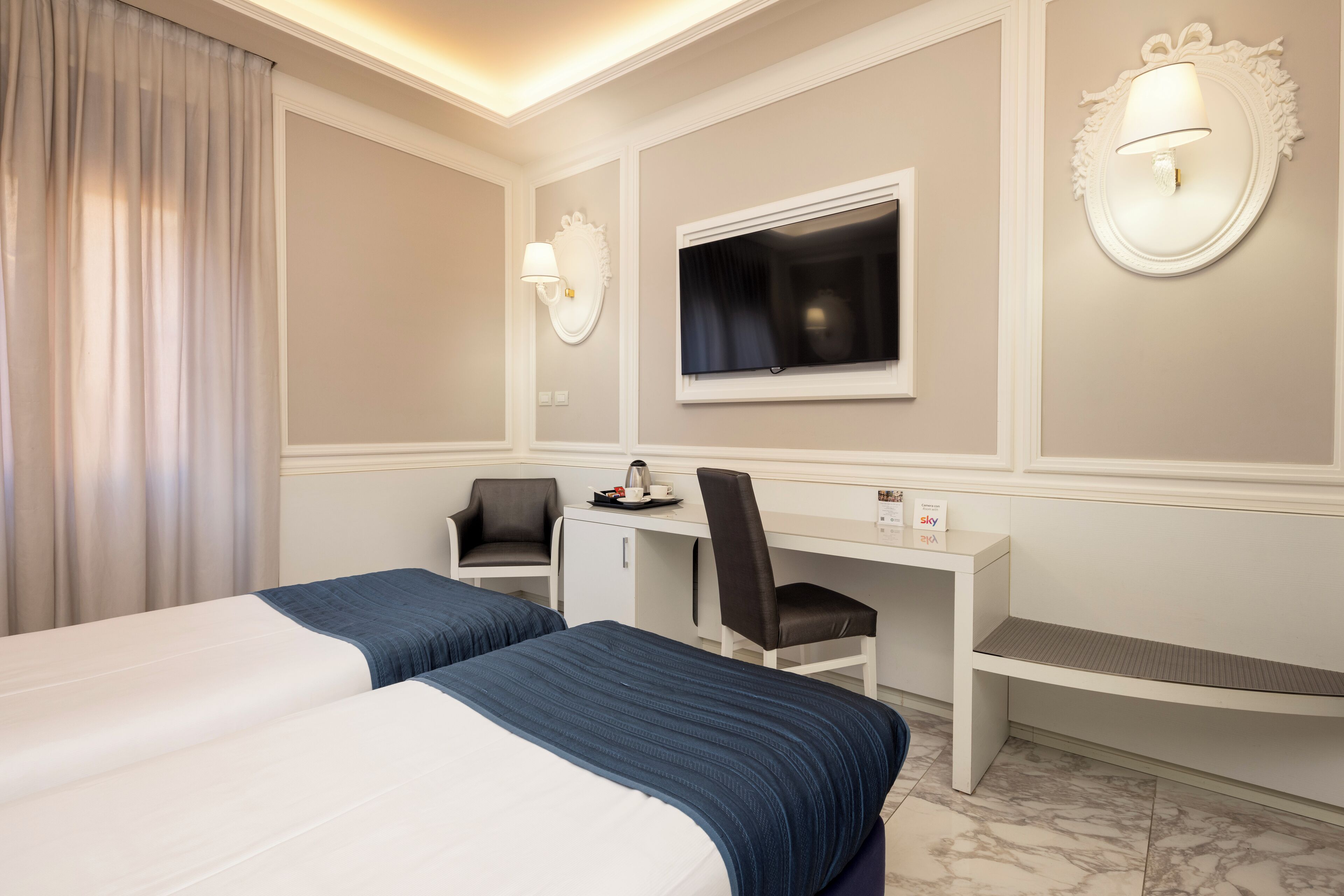 Kamar Double atau Twin Klasik | Minibar, brankas, dan dilengkapi dengan perabotan berbeda-beda