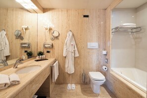 Superior Double Room | Bathroom | Combined shower/tub, free toiletries, hair dryer, bidet - Grande Albergo Roma (Piacenza)