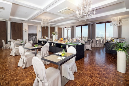 Servizio di pranzo e cena. Grande Albergo Roma
