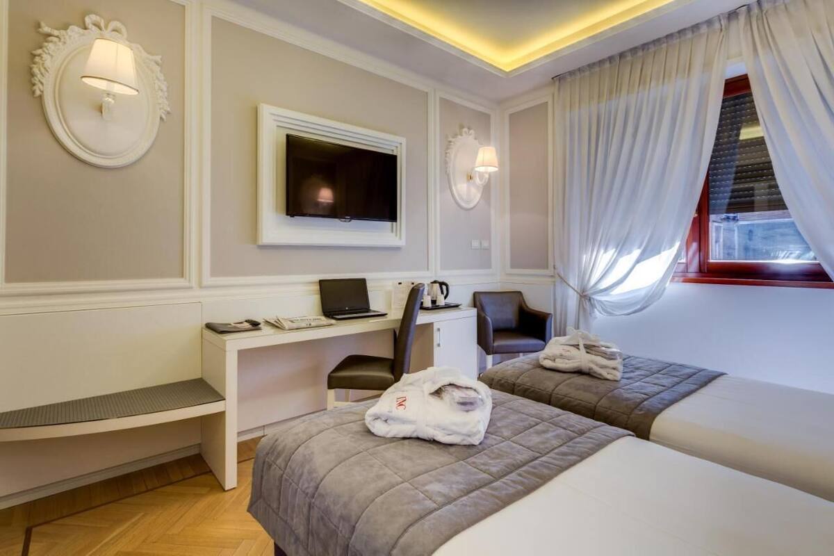 Minibar, két bảo mật tại phòng, bàn 