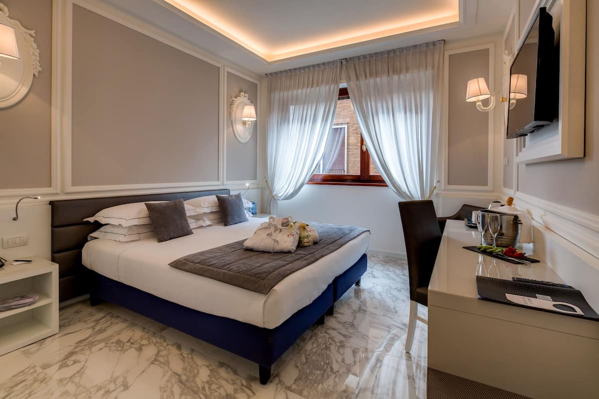 double room single use | minibar, in-room safe, individually furnished, desk