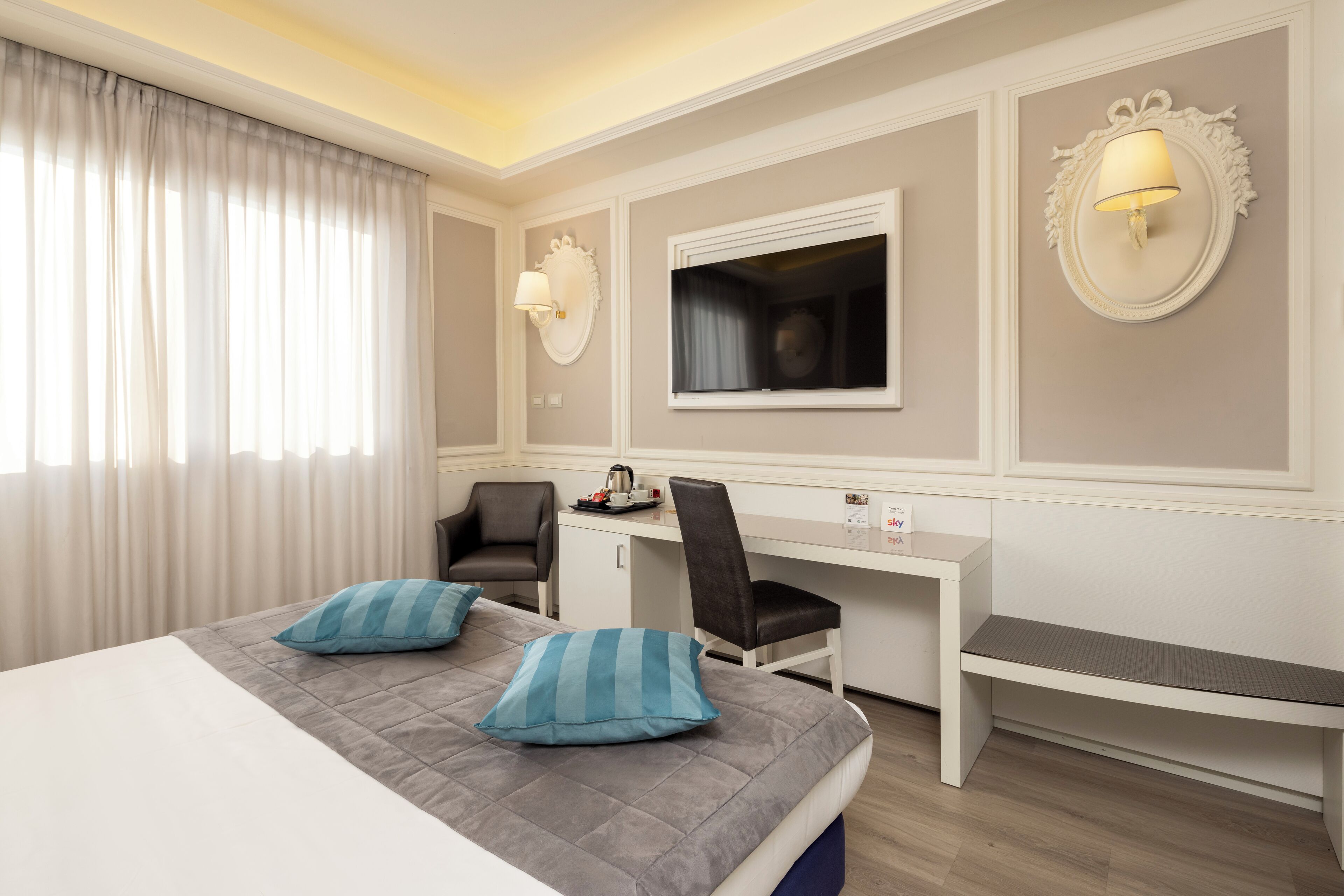 Minibar, brankas, dan dilengkapi dengan perabotan berbeda-beda