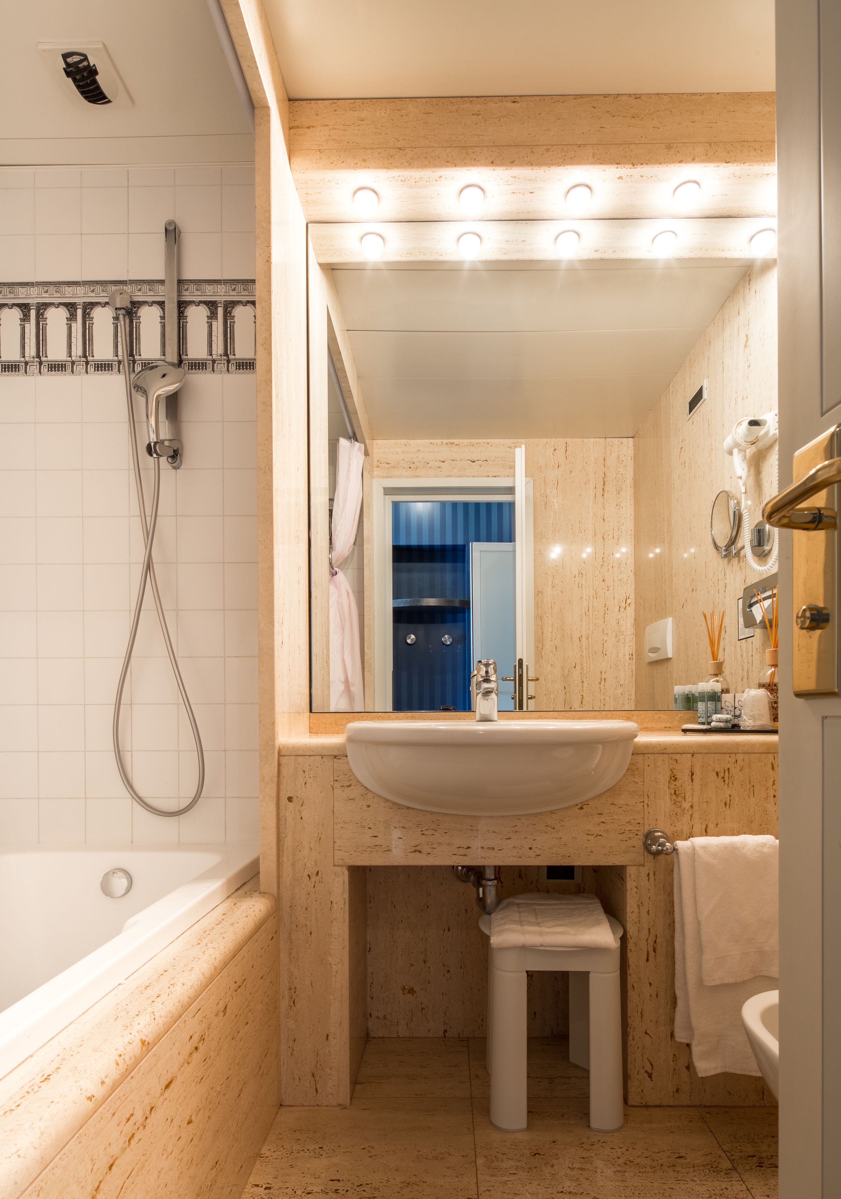 combined shower/bathtub, free toiletries, hair dryer, bidet