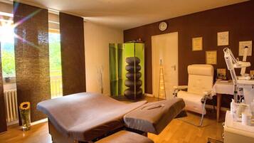 Utrensende kroppsinnpakning og ansiktsbehandlinger