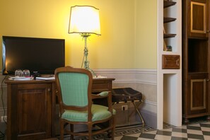 Double Room | Minibar, desk, blackout curtains, free WiFi - I PORTICI HOTEL RESIDENZA D’EPOCA (Arezzo)