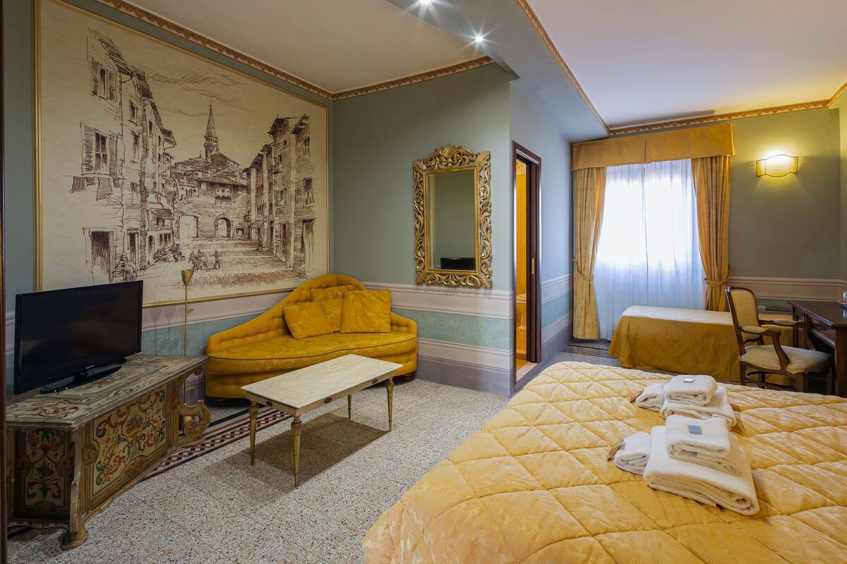 Family Suite | Minibar, desk, blackout drapes, WiFi (free)