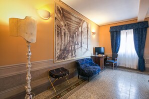 Superior Suite | Minibar, desk, blackout drapes, free WiFi - I PORTICI HOTEL RESIDENZA D’EPOCA (Arezzo)