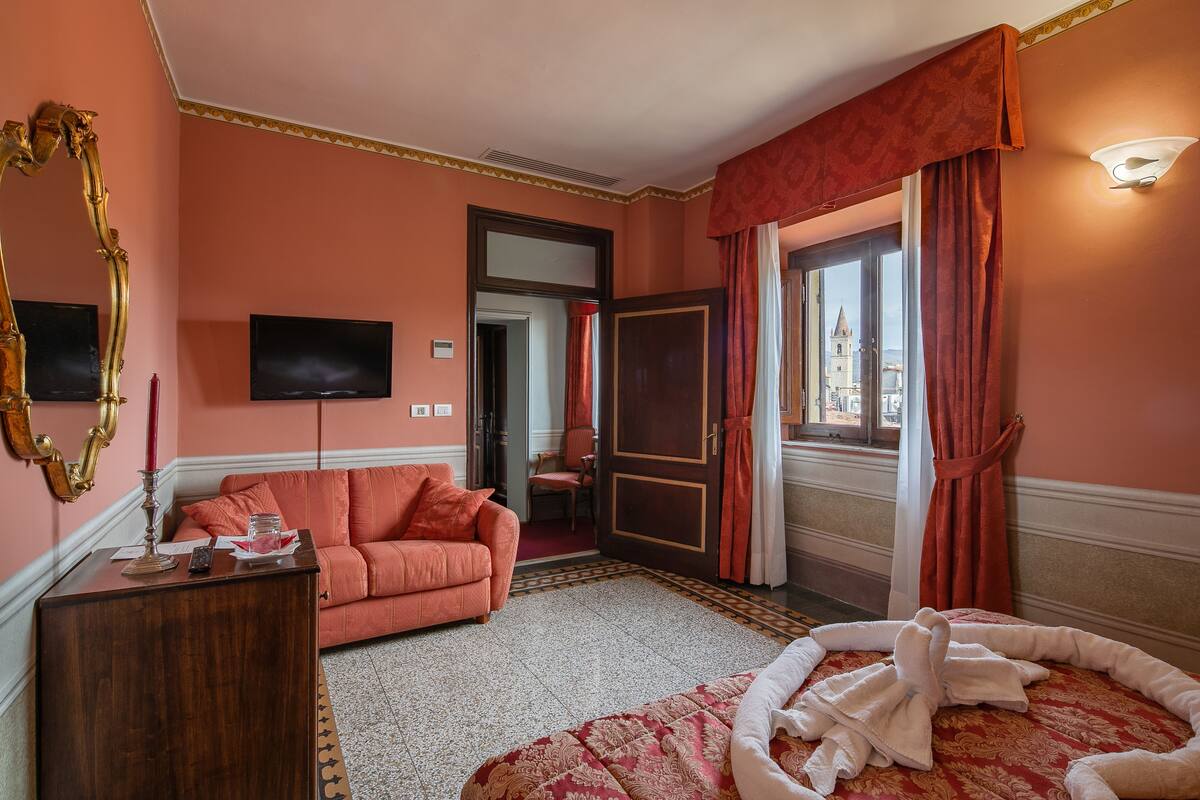 Romantic Suite | Minibar, desk, blackout drapes, WiFi (free)