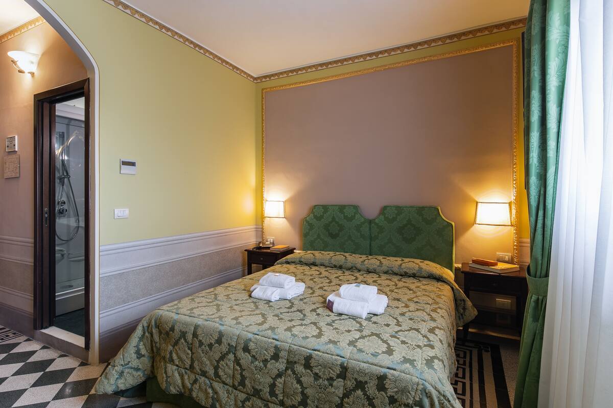 Double Room | Minibar, desk, blackout drapes, WiFi (free)