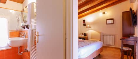 Comfort Double or Twin Room | Bathroom