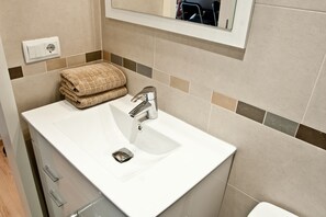 Standard Apartment | Bathroom