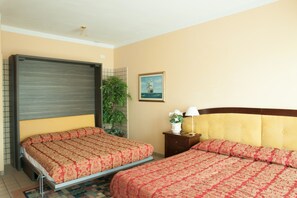 Vierbettzimmer | Minibar, Zimmersafe, Schreibtisch, Bügeleisen/Bügelbrett