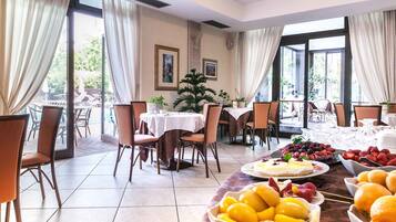 Breakfast (EUR 15 per person)