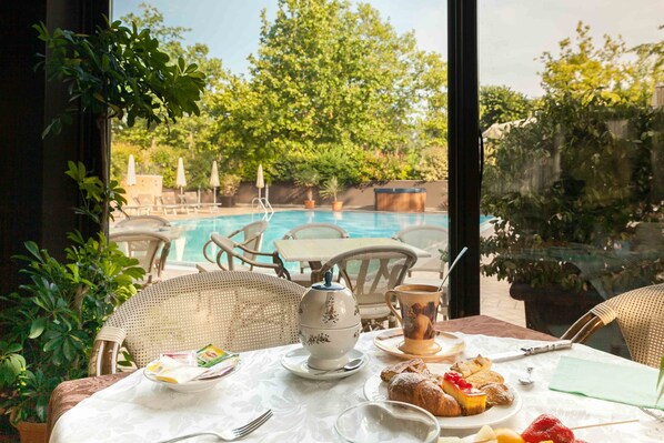 Petit déjeuner (15 EUR par personne)