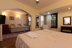 Deluxe Triple Room | Tilam berlapik, peti besi dalam bilik, kalis bunyi 