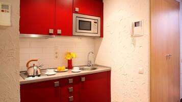 Mesin espresso, lemari es, microwave, dan oven